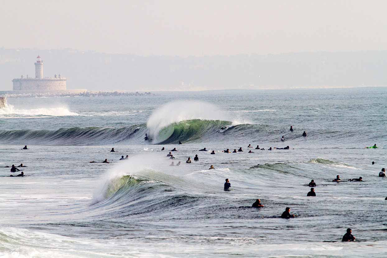 In Portugal Surfen mit den besten Surfboardsam Surfspot Carcavelos