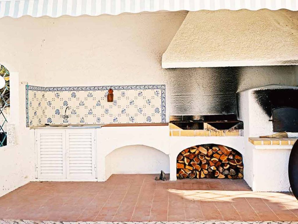 Das Surfcamp in Portugal mit Pizza-Ofen und Außenküche